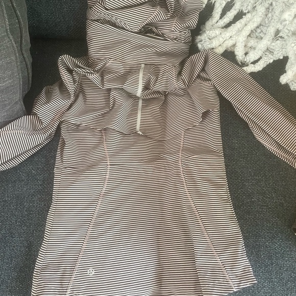 COPY - Lululemon hooded wind jacket - Picture 3 of 3